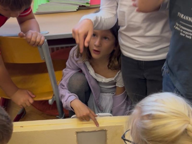 Kinder der 2b sind begeistert vom Igel.