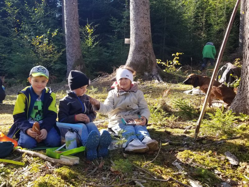 Kinder der 2a beim Jausnen.