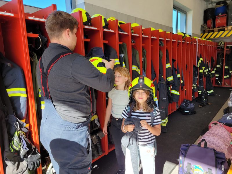 Kinder der 4a bei der Feuerwehr.