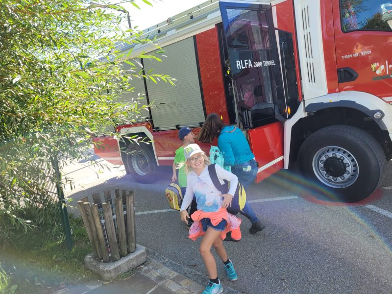 Die Kinder werden von der Feuerwehr zurück zur Schule gefahren.