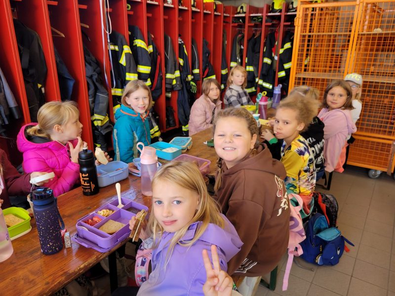 Kinder der 3a und 4a bei der Feuerwehr.