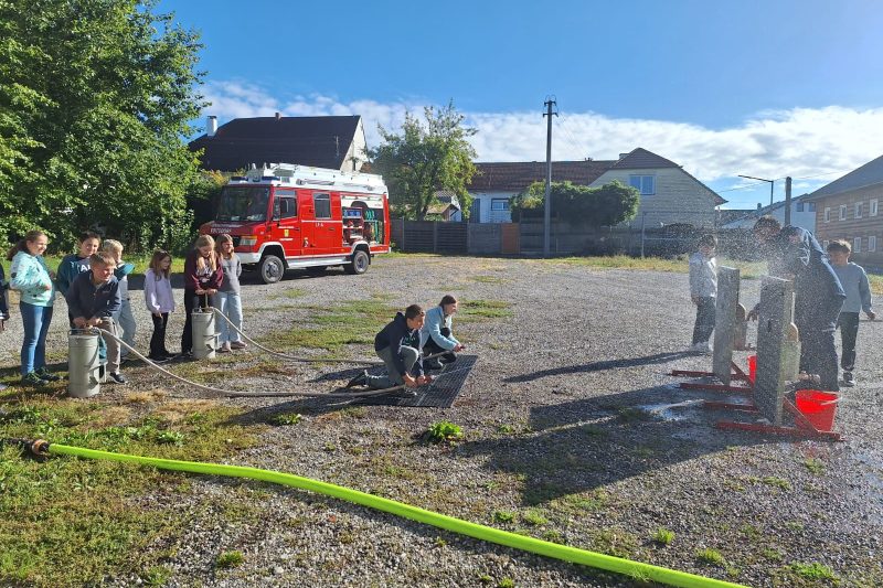 Kinder der 4b beim Zielspritzen.
