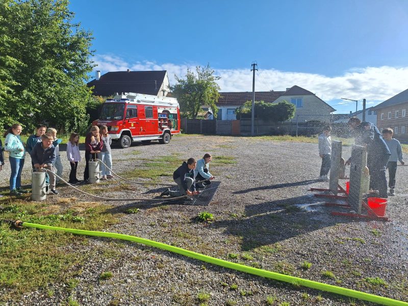 Kinder der 4b beim Zielspritzen.