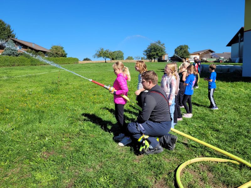 Kinder der 4a bei der Feuerwehr.