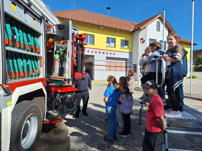 Kinder der 4b bei der Feuerwehr.