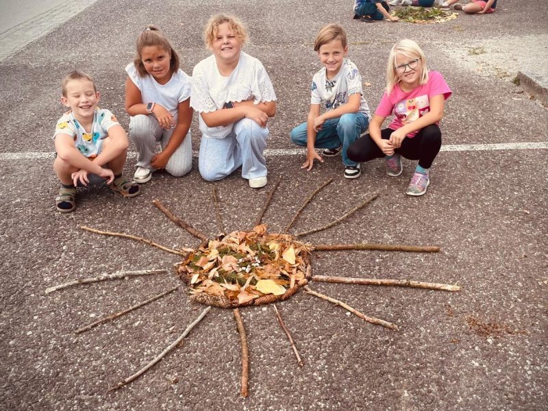 Kinder der 3a legten ein Naturmandala.