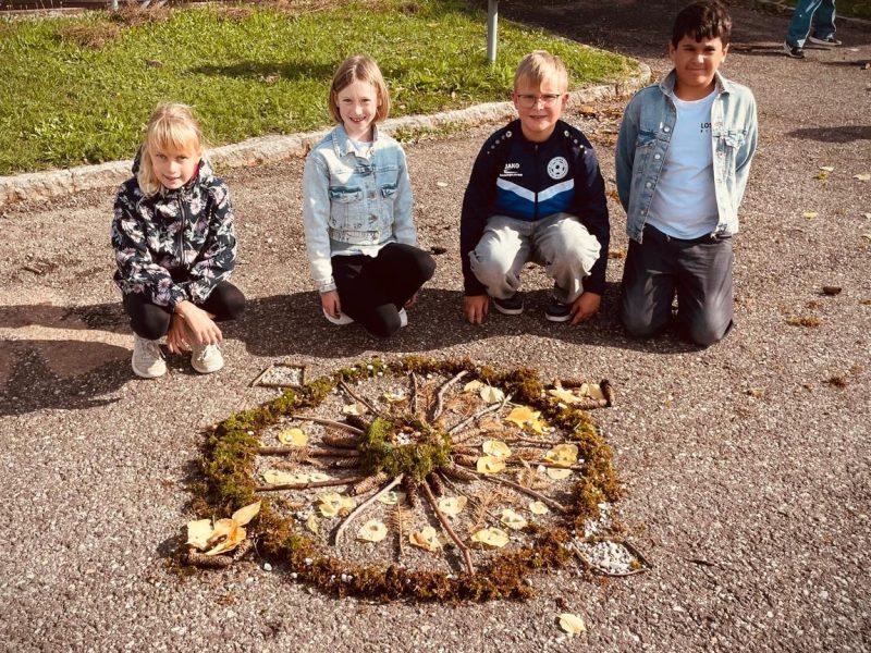 Kinder der 4a legten ein Naturmandala.