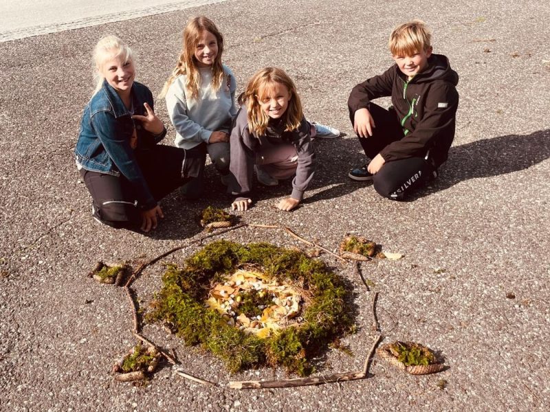 Kinder der 4a legten ein Naturmandala.