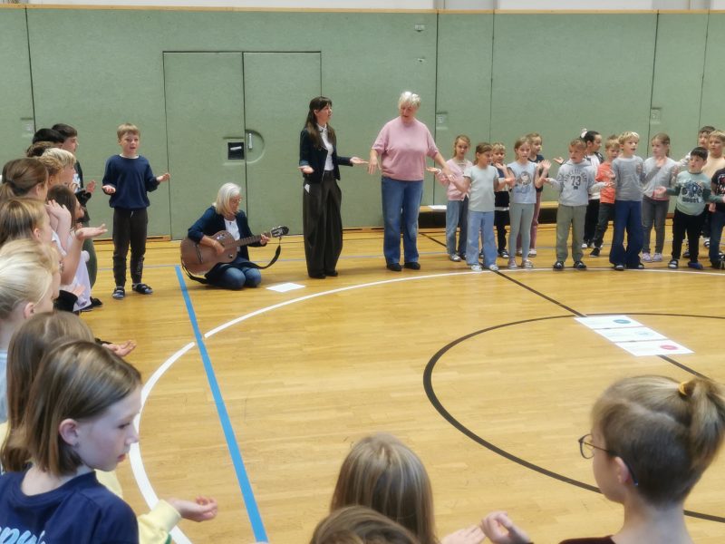 Wir lernen ein neues Schullied.