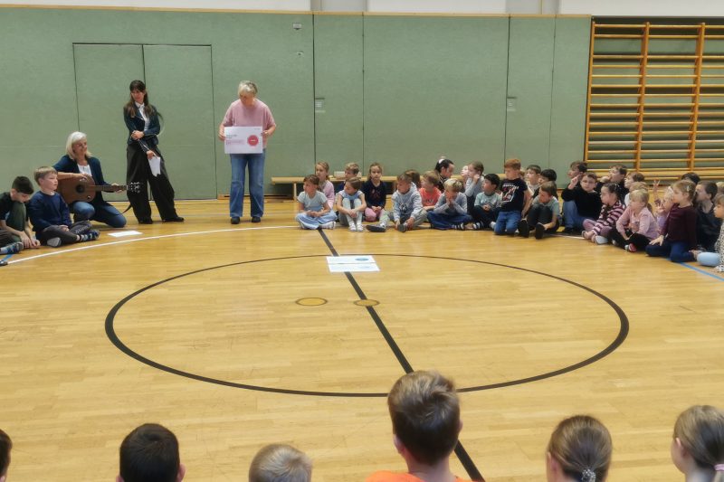 Wir wiederholen unsere Schulregeln.