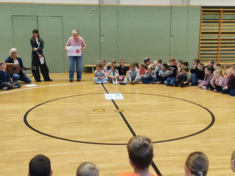 Wir wiederholen unsere Schulregeln.