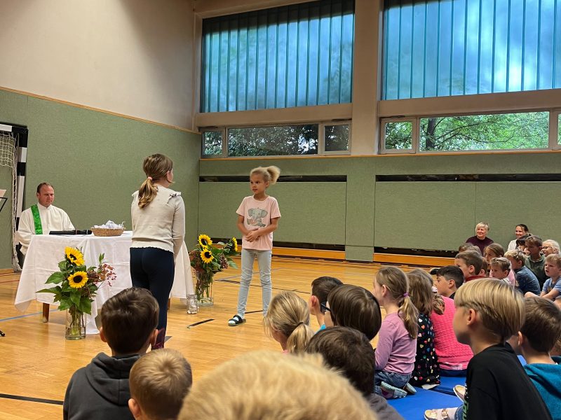 Schüler*innen gestalten den Wortgottesdienst mit.