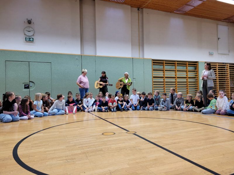 Gemeinsames Singen bei der ersten Schulversammlung.