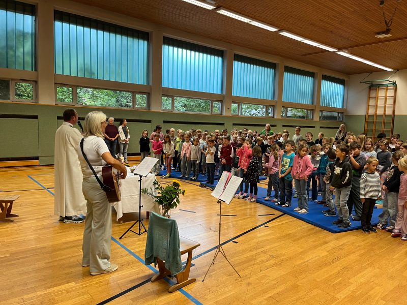 Wortgottesdienst im Turnsaal.