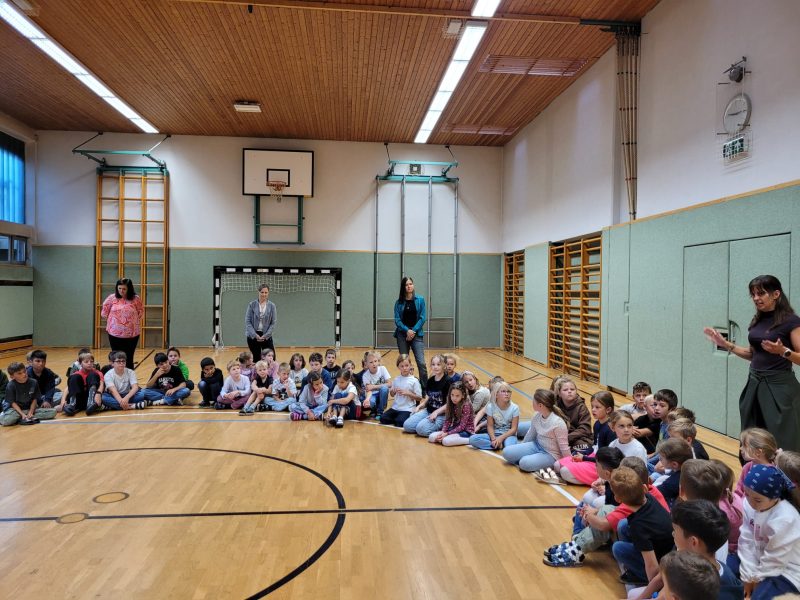 Unsere Direktorin leitet die erste Schulversammlung.